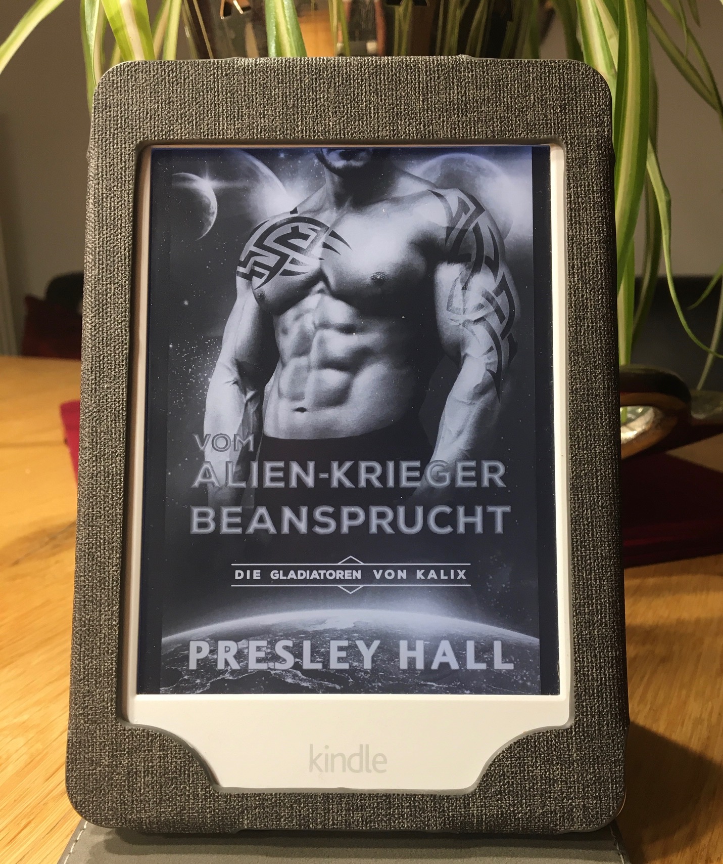 Presley Hall — Vom Alien-Krieger beansprucht