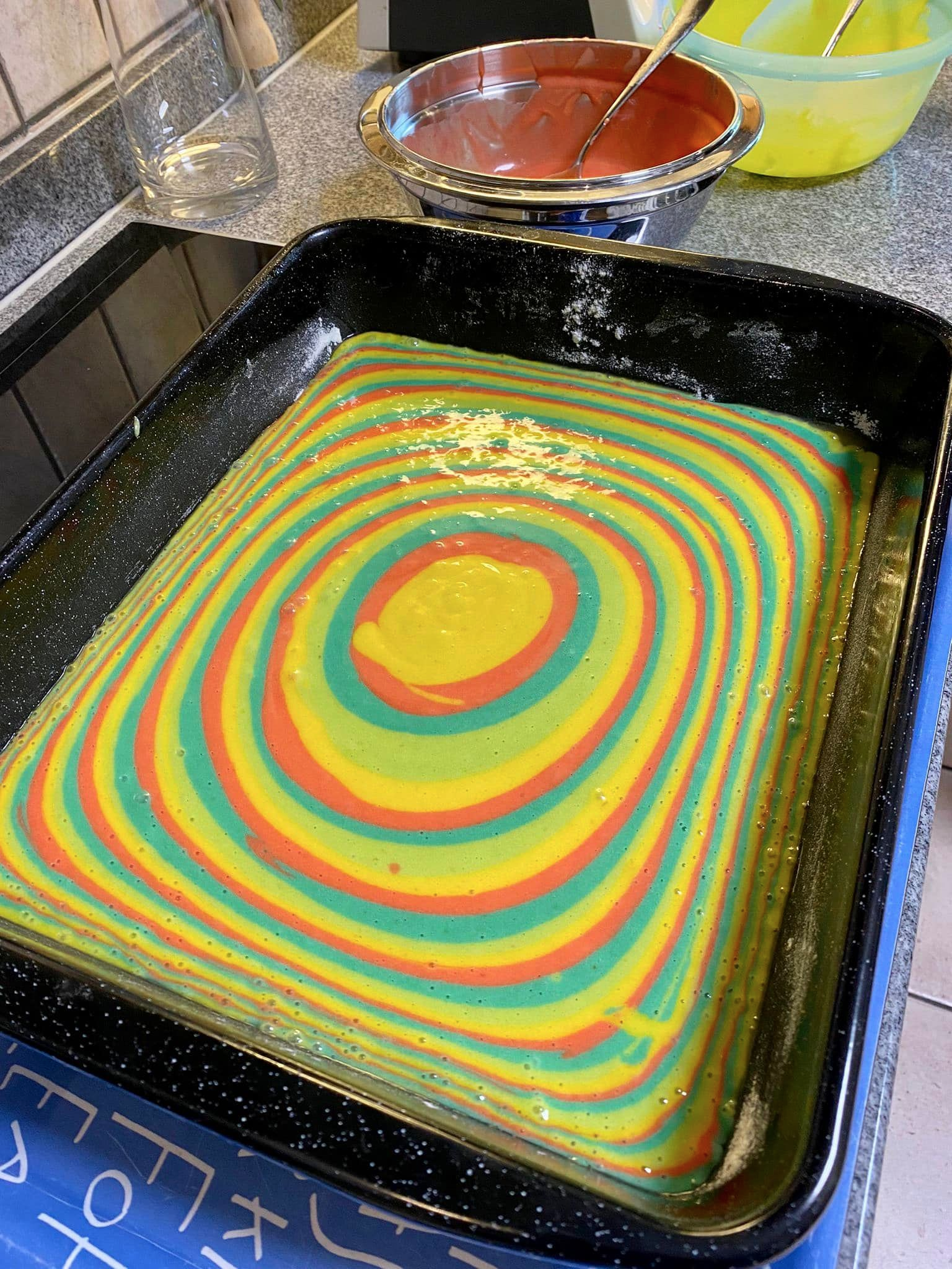Vom fluffigen Regenbogenkuchen