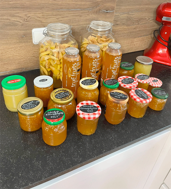 Ausbeute der verarbeiteten Kornäpfel: Ansatzlikör, Konfitüre, Scharfes Apfelgelee, Apfelmus, Apfelsaft