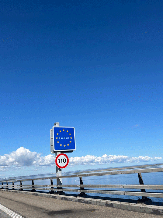 Mitten auf der Brücke: Ländergrenze Dänemark